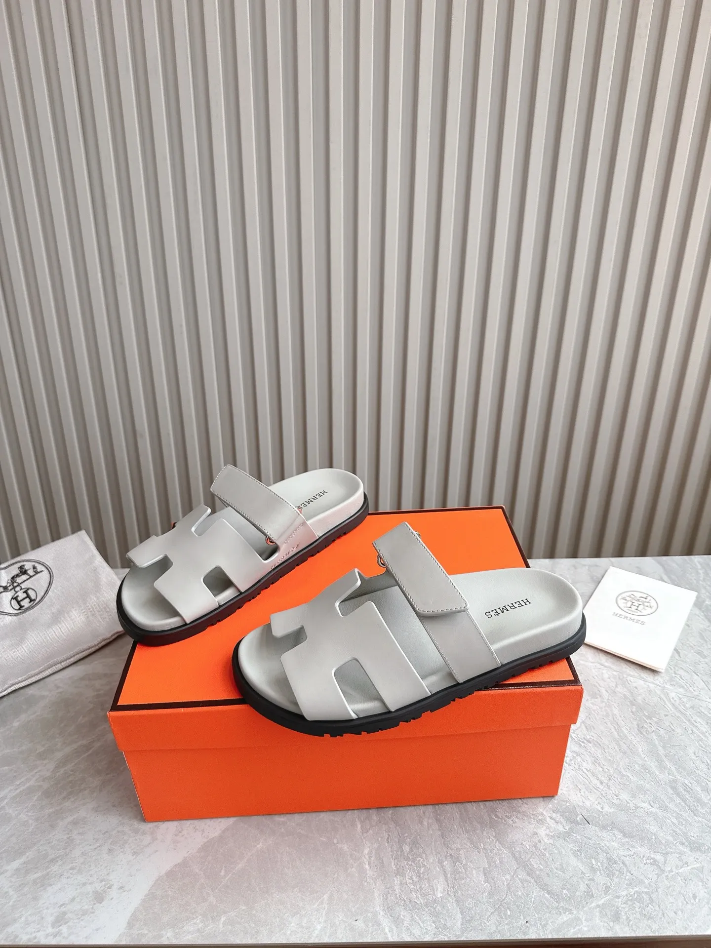 p480🐮🐮Couple model (top version) H family 2024 spring and summer new style HERMES Hermes' recently popular couple model pig nose angle sandals and slippers, paired with various colorful socks, popular. Upper: imported original deerskin (the genuine leather edging is not ordinary super migration). Lining: imported genuine leather. Outsole: Tpu non-slip and wear-resistant outsole. Size: Female 35-42 (40/42 non-returnable and non-exchangeable) Male size: 39-45 (45 non-refundable and non-exchangeable)